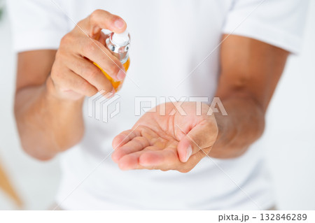お手入れをする男性　ビューティー　手元 132846289