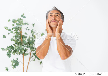 お手入れをする男性　ビューティー 132846296