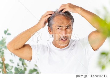髪の毛を気にする男性　ヘアケア 132846315