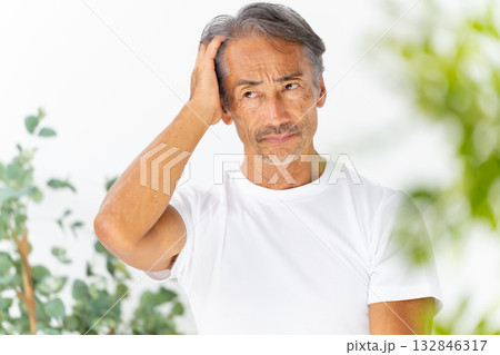 髪の毛を気にする男性 ヘアケア 髪の毛を気にする男性 ヘアケア 132846317