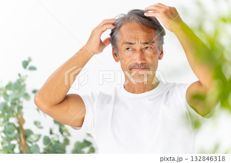 髪の毛を気にする男性 ヘアケア 髪の毛を気にする男性 ヘアケア 132846318