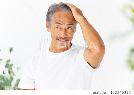 髪の毛を気にする男性 ヘアケア 髪の毛を気にする男性 ヘアケア 132846319