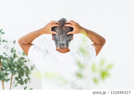 髪の毛を気にする男性　ヘアケア　後ろ姿 132846327