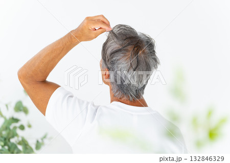 髪の毛を気にする男性　ヘアケア　後ろ姿 132846329