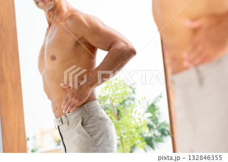 ダイエット　お腹　男性 132846355