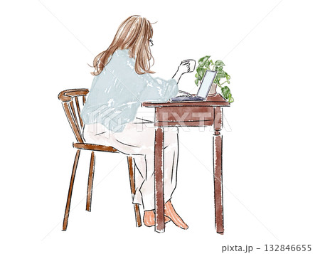 机に向かってPCで仕事する女性 机に向かってPCで仕事する女性 132846655