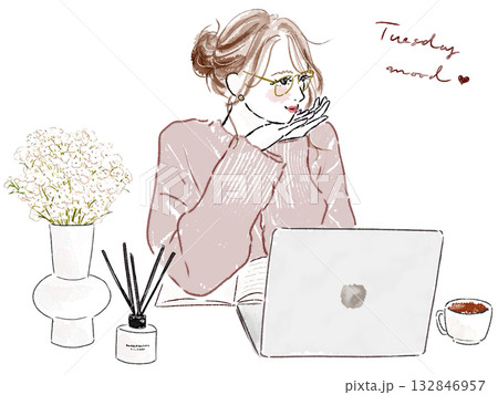 PCで仕事する頬杖するめがねの女性 132846957