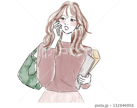 ファイルとPCを持つスマホで電話する女性 ファイルとPCを持つスマホで電話する女性 132846958