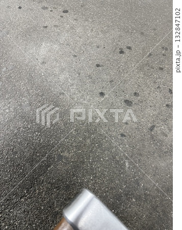 駅のホームの嘔吐の跡 132847102