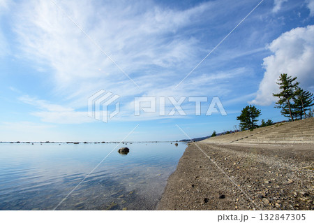 男鹿半島　日本の渚100選　鵜ノ崎海岸小豆岩と青空　秋田県 132847305