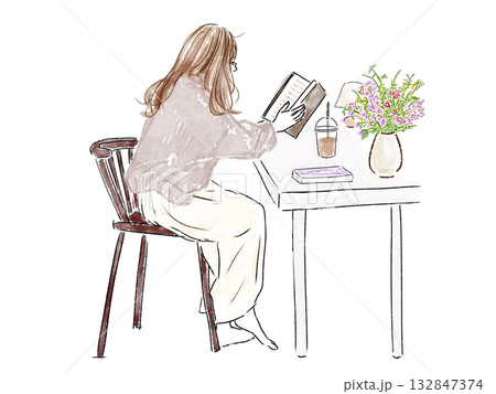 カフェで読書をする女性 132847374
