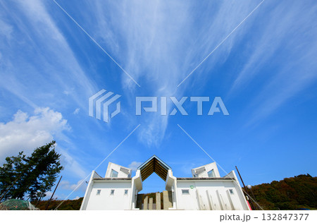 男鹿半島　鵜ノ崎海岸シャワー施設と青空　秋田県 132847377