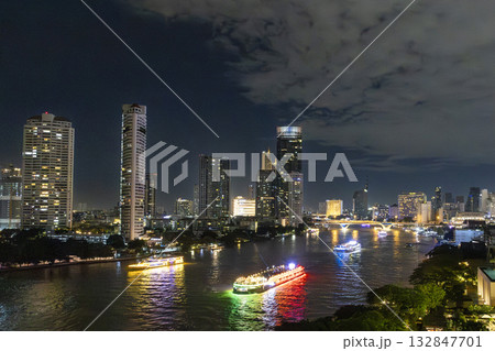 タイ王国の首都バンコクのチャオプラヤー川の夜景 タイ王国の首都バンコクのチャオプラヤー川の夜景 132847701