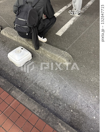 路上飲酒の若者 路上飲酒の若者 132847715