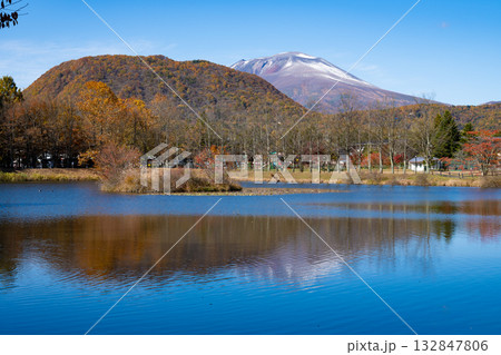 秋の軽井沢 矢ケ崎公園から見る浅間山 秋の軽井沢 矢ケ崎公園から見る浅間山 132847806