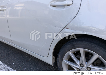 自動車の後部ドア付近のへこみ傷 自動車の後部ドア付近のへこみ傷 132847987
