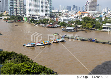 タイ王国首都バンコクのチャオプラヤー川の風景と作業ボート 132848028