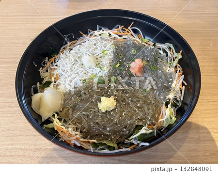 神奈川県湘南地域の名物である生しらす丼 132848091