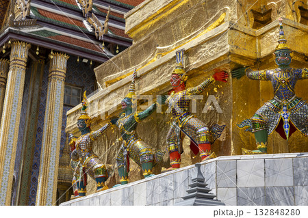 ワット・プラケオ（エメラルド寺院）の仏塔 132848280
