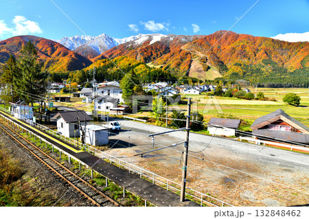 JR大糸線 飯森駅付近より白馬五竜スキー場方面を望む(長野県白馬村)【2025.11】 JR大糸線 飯森駅付近より白馬五竜スキー場方面を望む(長野県白馬村)【2025.11】 132848462