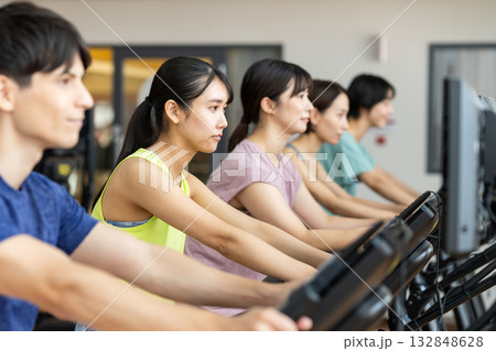 ジムでトレーニングする若い女性　撮影協力：スポーツクラブ&サウナスパ ルネサンス 幕張24 132848628