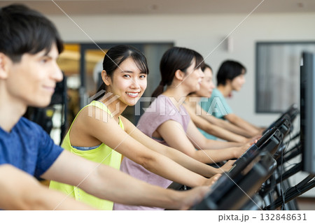 ジムでトレーニングする若い女性 撮影協力:スポーツクラブ&サウナスパ ルネサンス 幕張24 ジムでトレーニングする若い女性 撮影協力:スポーツクラブ&サウナスパ ルネサンス 幕張24 132848631