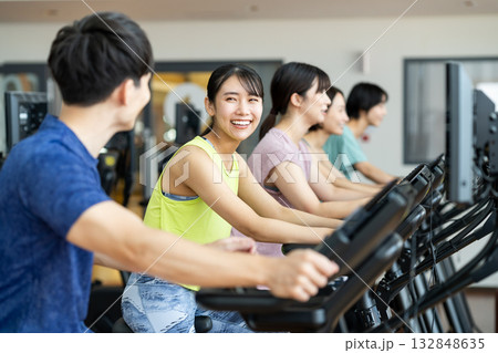 ジムでトレーニングする若い女性　撮影協力：スポーツクラブ&サウナスパ ルネサンス 幕張24 132848635