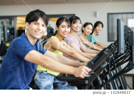 ジムでトレーニングする若い女性 撮影協力:スポーツクラブ&サウナスパ ルネサンス 幕張24 ジムでトレーニングする若い女性 撮影協力:スポーツクラブ&サウナスパ ルネサンス 幕張24 132848637