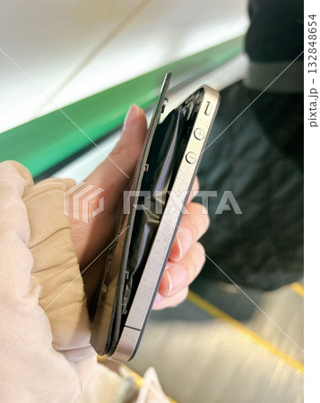 破裂寸前のiPhone 破裂寸前のiPhone 132848654