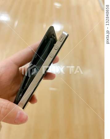 膨らんでるiPhone 132848658