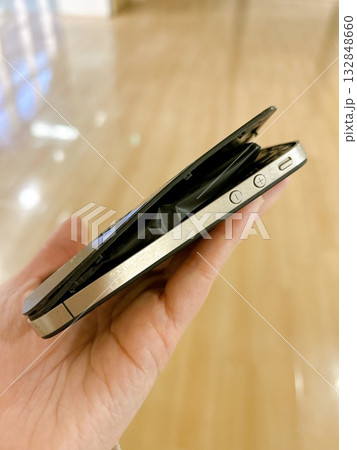 膨張しているリチュウム電池 膨張しているリチュウム電池 132848660