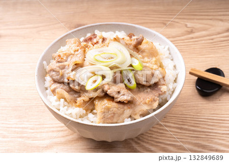 豚の塩こうじ焼肉丼 132849689