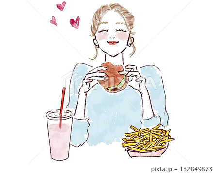 ハンバーガーとポテトを笑顔で食べる女性 132849873