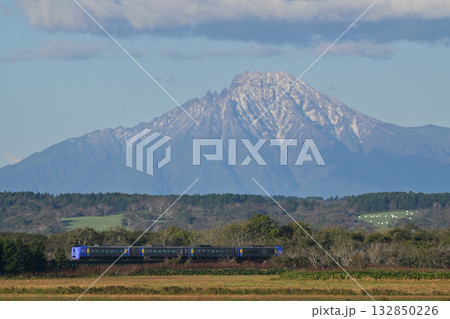 利尻山をバックに走るキハ261系の特急列車 利尻山をバックに走るキハ261系の特急列車 132850226