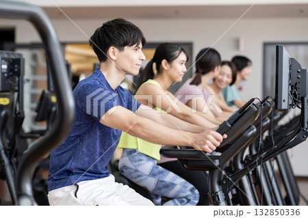ジムでトレーニングする若い男性　撮影協力：スポーツクラブ&サウナスパ ルネサンス 幕張24 132850336