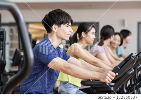ジムでトレーニングする若い男性 撮影協力:スポーツクラブ&サウナスパ ルネサンス 幕張24 ジムでトレーニングする若い男性 撮影協力:スポーツクラブ&サウナスパ ルネサンス 幕張24 132850337
