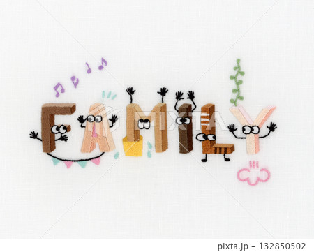 FAMILYという文字の刺繍 132850502