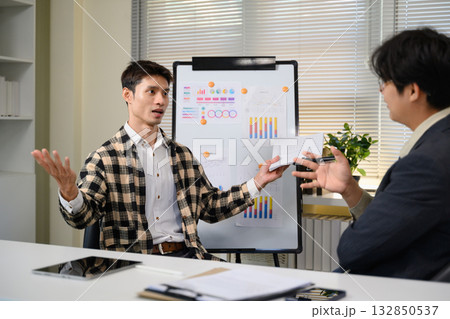 Pitching series photo, man presenting and pitching business ideas at boardroom 132850537