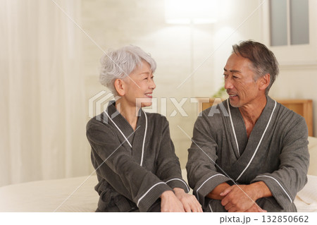 寝室にいるバスローブを着たシニア夫婦（夜） 132850662