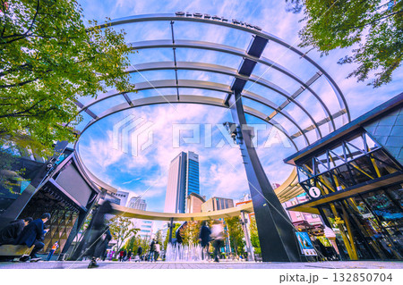 日本の東京都市景観 新風景。池袋駅前の池袋西口公園・グローバルリングや超高層ビルなどを望む＝7日 132850704