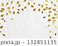 紙のテクスチャの背景と金色の葉 132851135