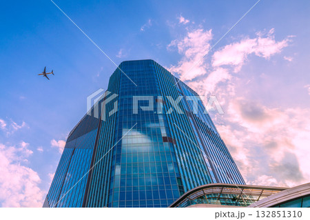 日本の東京都市景観 高輪ゲートウェイ駅前の高輪ゲートウェイシティなどを望む。上空に航空機(E連続写真 日本の東京都市景観 高輪ゲートウェイ駅前の高輪ゲートウェイシティなどを望む。上空に航空機(E連続写真 132851310