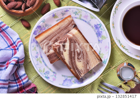 marble honey spong cake 132851417