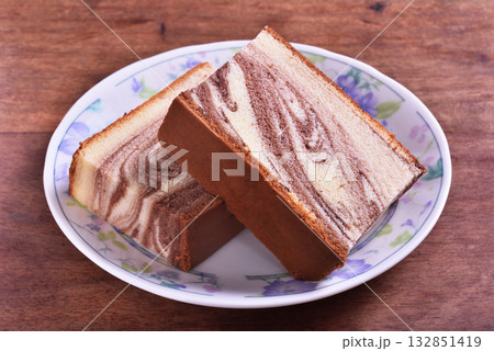 marble honey spong cake marble honey spong cake 132851419