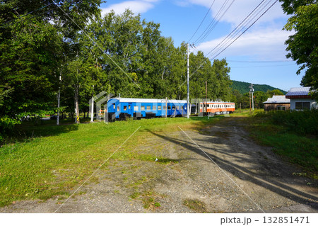 北見相生駅あとにたたずむ車両たち 132851471
