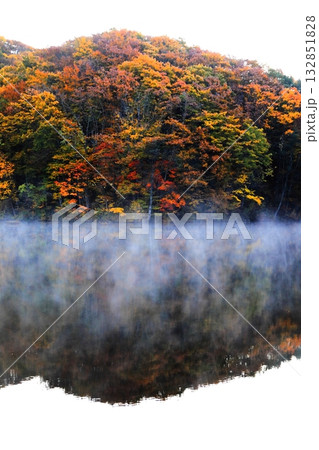 裏磐梯 曲沢沼の紅葉 裏磐梯 曲沢沼の紅葉 132851828