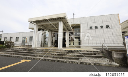 JR東北線（宇都宮線）の東鷲宮駅の西口、エレベーターは東口へ向かう連絡通路のもの 132851935