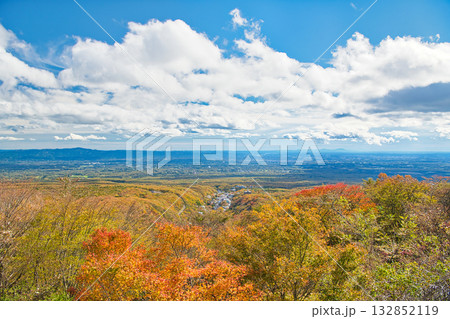 栃木県那須郡那須町 那須高原展望台から見る秋の紅葉に染まる那須高原 栃木県那須郡那須町 那須高原展望台から見る秋の紅葉に染まる那須高原 132852119