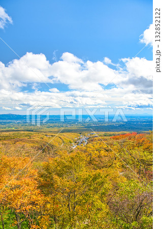 栃木県那須郡那須町　那須高原展望台から見る秋の紅葉に染まる那須高原 132852122