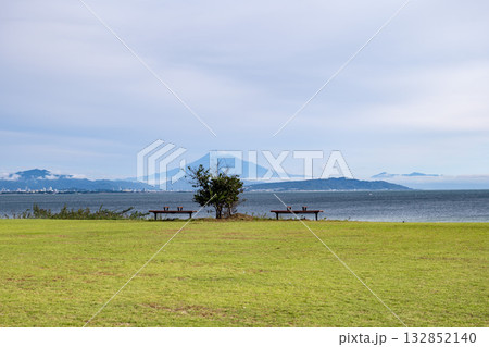 富士山と海が見えるベンチがある芝生の広場, 132852140